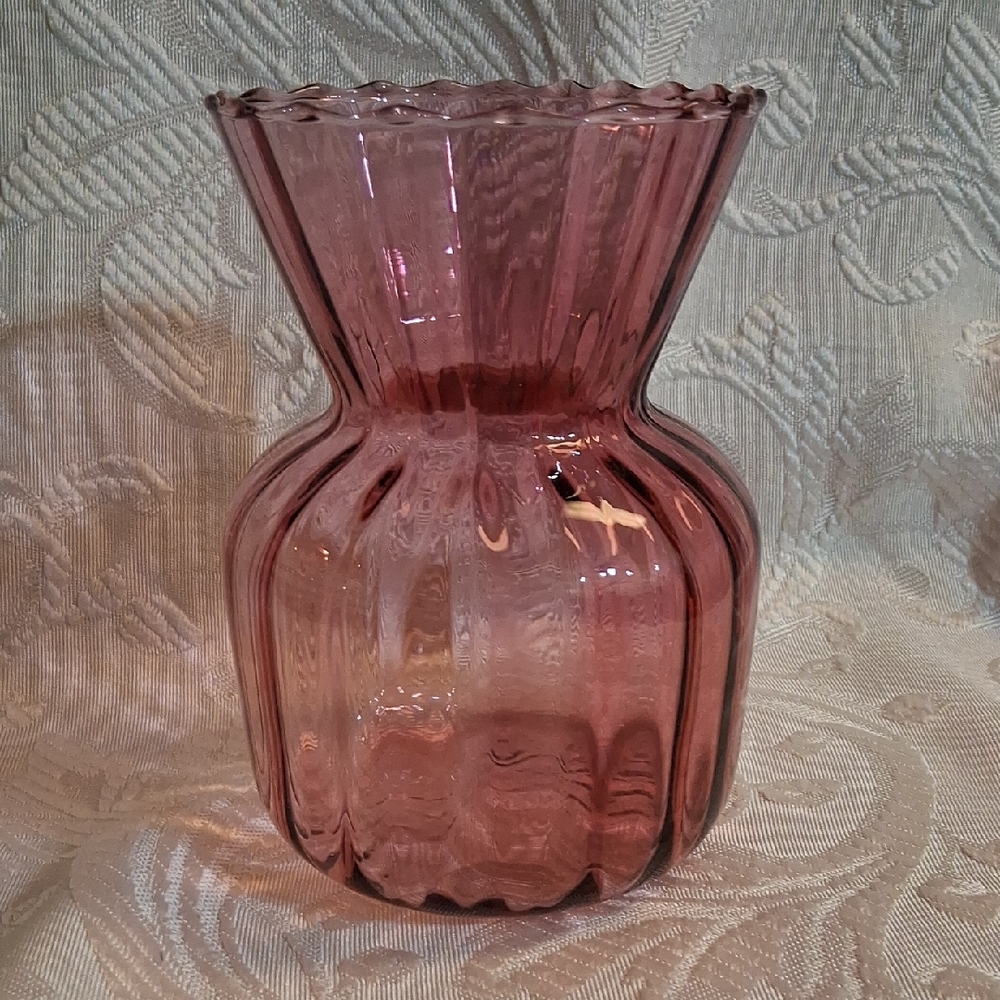 Vtg Pilgrim Cranberry Glass Ribbed Vase With Scalloped Rim